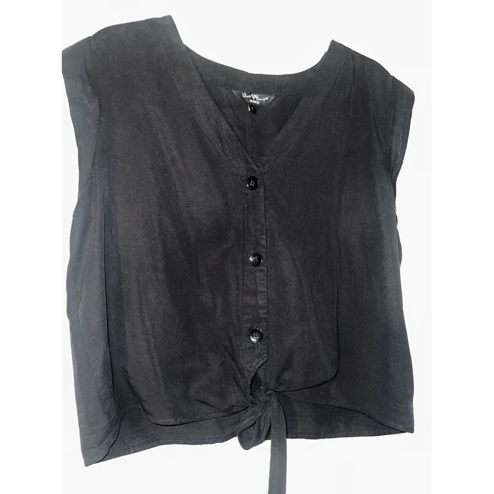 Black sleeveless crop top